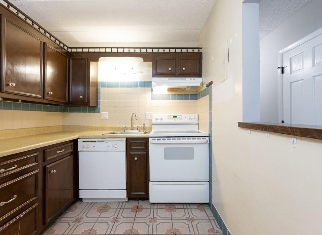 80 High Street Unit: 201, Dedham, MA 02206 — sold by Jenna Levin