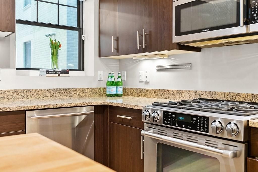 150 Saint Paul Unit: 208, Brookline, MA 02446 — sold by Jenna Levin