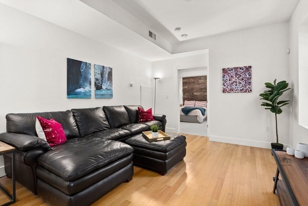 150 Saint Paul Unit: 208, Brookline, MA 02446 — sold by Jenna Levin