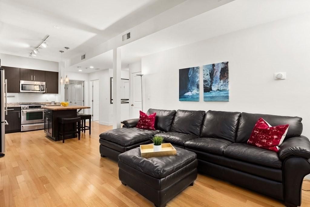 150 Saint Paul Unit: 208, Brookline, MA 02446 — sold by Jenna Levin