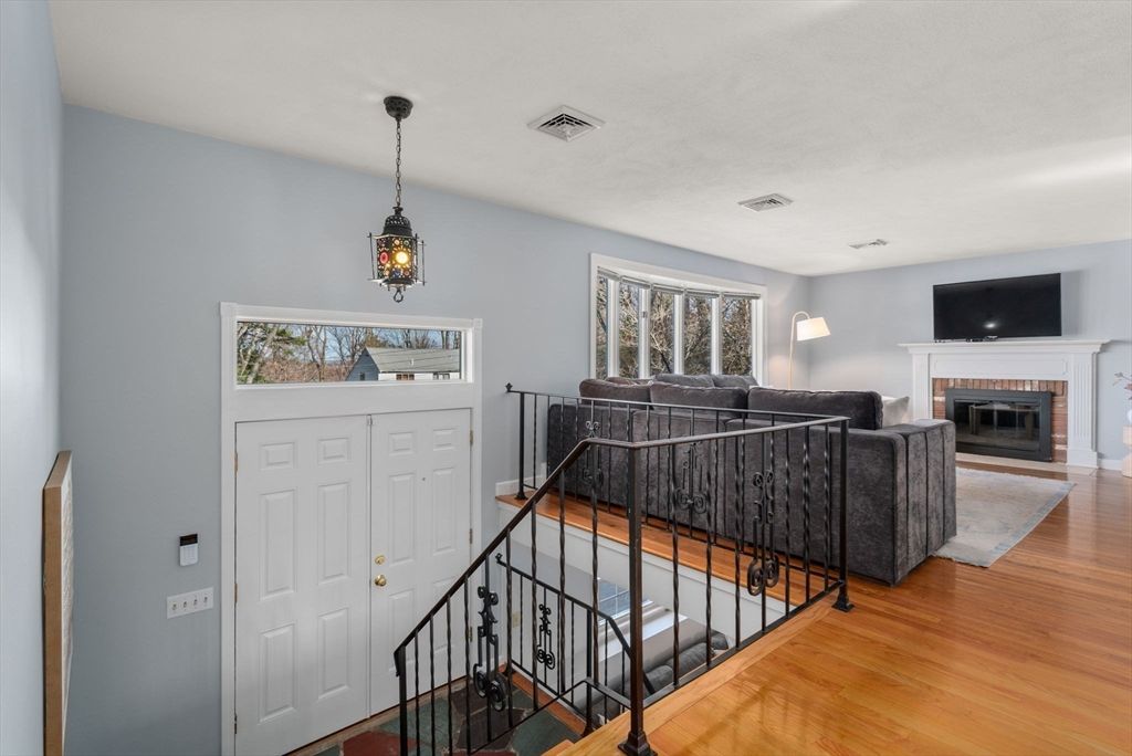 19 Duggan Dr, Framingham, MA 01702 — sold by Jenna Levin