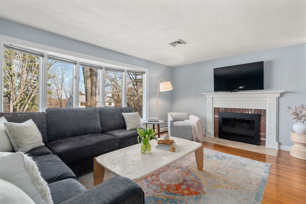 19 Duggan Dr, Framingham, MA 01702 — sold by Jenna Levin